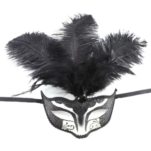 Máscara de mascarada de plumas negras vista detallada, purpurina y cintas para fiesta.