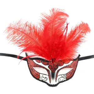 Primer plano detallado de la máscara de plumas rojas con purpurina para fiestas.