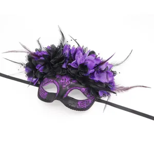 Máscara de mascarada morada negra con plumas y flores para fiesta de carnaval Halloween detalle.