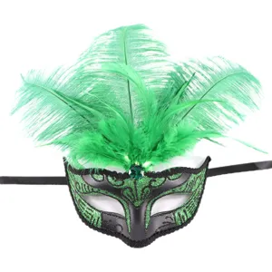Vista detallada de la máscara de mascarada de plumas verdes, perfecta para Halloween y fiesta.