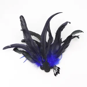 Close-up detail van het zwart-blauwe veren masker accessoire voor Halloween feest verkleed.