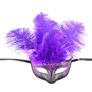 Detalles de primer plano de plumas de máscara de mascarada, encaje brillante y fiesta.