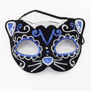 Dettaglio maschera gatto glitter, accessorio costume festa in maschera nero con motivi blu argento.