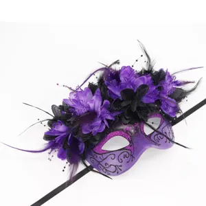 Máscara de carnaval morada con plumas florales detalle para fiesta y celebración.