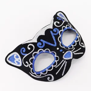 Dettaglio in primo piano della maschera da gatto nera con eleganti decorazioni glitter blu.
