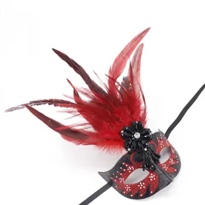 Maschera di carnevale con piume nere e rosse per festa di Halloween, elegante e sexy.