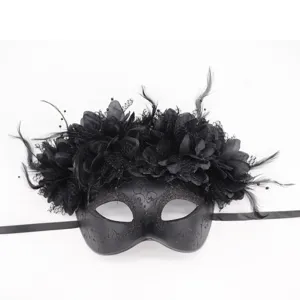 Vista detallada de una máscara de mascarada negra con plumas elegantes, encaje y purpurina.