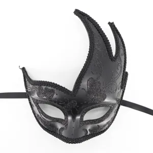 Zwarte masquerade masker met glitter en hoorns voor Halloween feest kostuum evenementen en festivals.