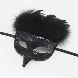 Maschera di carnevale nera con piume e paillettes per festa di Halloween e feste.