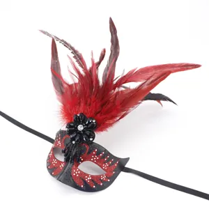 Dettaglio squisito di maschera da ballo in piume nere e rosse con glitter e strass floreali.