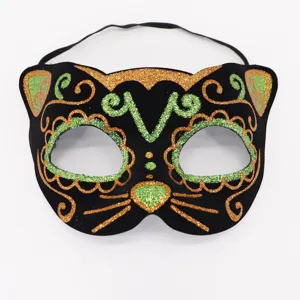 Primo piano dettaglio maschera gatto nero con glitter oro verde per festa Halloween.