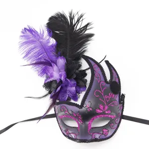 Primer plano detallado de una máscara de carnaval violeta con plumas y detalles brillantes.