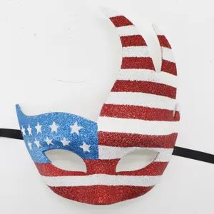 Detailopname van het glitter masker met Amerikaanse vlag en uniek vlammenontwerp.