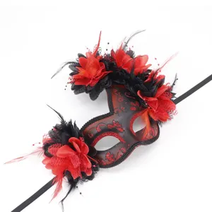 Rood-zwarte masker voor verkleedpartij met veren en bloemen voor Halloween feest en cosplay evenement.