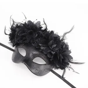 Vista detallada de la elegante máscara de carnaval negra con plumas y flores de encaje.