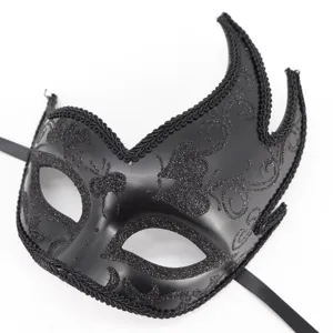 Detailopname van de textuur van het zwarte glinsterende masker en de decoratieve gevlochten rand.
