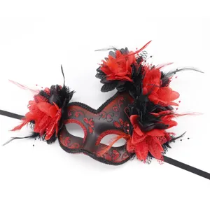 Carnavalsmasker met rode zwarte bloemen en veren voor Halloween feest cosplay.