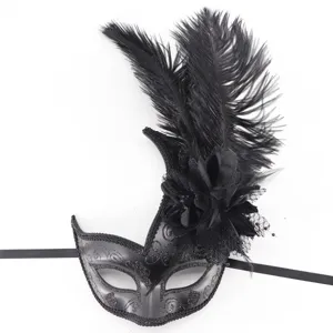 Detalle de máscara negra de plumas para fiesta de Halloween y disfraz sexy elegante.