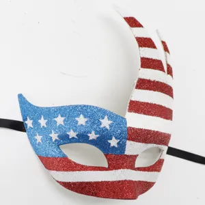 Gedetailleerde close-up van glittermasker met Amerikaanse vlagpatroon en feestelijk hoorndetail.