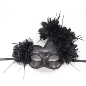 Detailopname van het zwarte masker voor gemaskerd bal met veren, kant, glitter en bloemen.