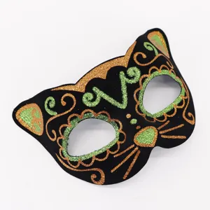 Vista dettagliata della maschera da gatto nera con glitter oro e verde per la festa di Halloween.