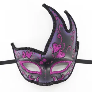 Masquerade masker detail, paarse glitter afwerking met zwarte rand, voor feestjes.