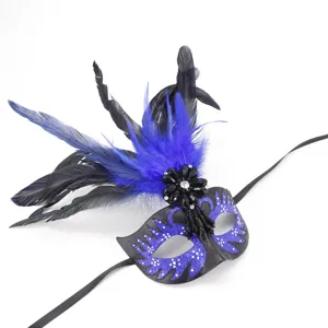 Maschera di carnevale con piume dettaglio, splendido design blu e nero per feste.