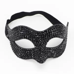 Máscara de mascarada de diamantes negros primer plano, antifaz de cristal brillante para fiesta.