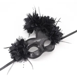 Zwarte elegante maskerade masker met veren en bloemen voor Halloween en feestje.