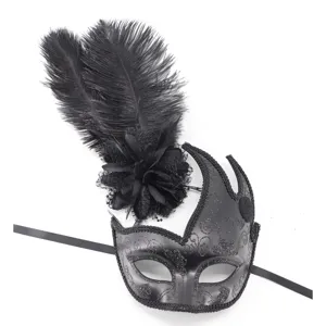 Negra máscara de mascarada con hermosa pluma y detalle de flor para gran fiesta.