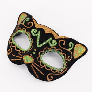 Vista dettagliata della maschera da gatto nero con accenti dorati e verdi glitterati per feste.