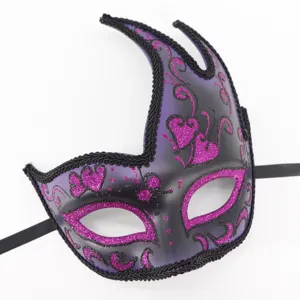 Paarse zwarte maskerbal masker met glitters en hartjesontwerp voor Halloween feestkostuum.