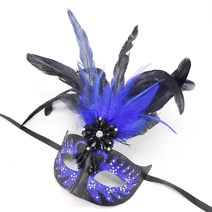 Maschera di carnevale in piume nere e blu per festa di Halloween e ballo mascherato