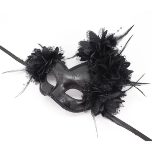Gedetailleerd close-up van een zwart gemaskerd bal masker met fijne veren en bloemdecor.