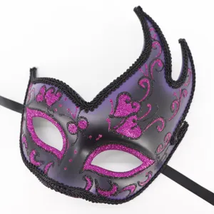 Masquerade masker detail, paarse glitter kant oogmasker voor Halloween feestkostuum.