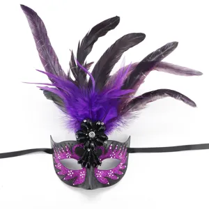 Elegante maschera di carnevale in piume con glitter viola e strass scintillanti.