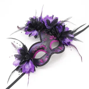 Paarse zwarte maskerbalmasker met bloemen veren voor Halloween feest cosplay kostuum rekwisiet.