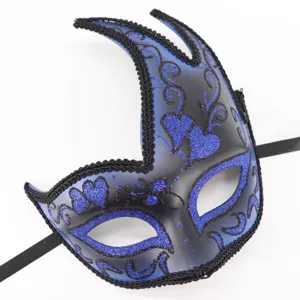 Blauw en zwart maskerade feest oogmasker met glitter harten en fijne zwarte kanten rand detail.