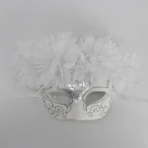 Primer plano detallado de la elegante máscara blanca de mascarada con plumas y brillo de plata.