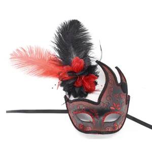 Exquisito antifaz de máscara con plumas rojas y negras y detalles brillantes.