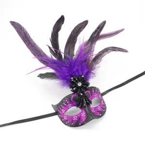 Squisita maschera di carnevale in piume con glitter viola e cristalli per festa di Halloween.