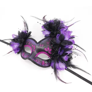 Gedetailleerde close-up van paars-zwarte maskerbal masker met veren bloemen voor feest.