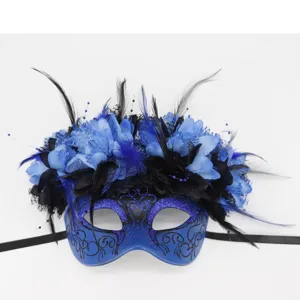 Vista detallada de máscara de carnaval azul con plumas y encaje para fiestas cosplay.