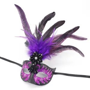 Dettaglio in primo piano di una splendida maschera in piuma nera e viola con fiori di cristallo.