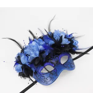 Detalle de máscara azul con plumas y flores de encaje para actuaciones de fiesta.