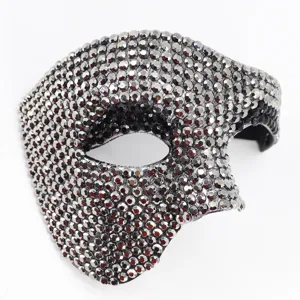 Primer plano detallado de máscara de mascarada de media cara con diamantes de imitación.