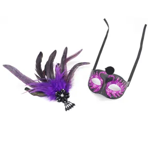 Primo piano dettagliato della maschera di carnevale in piuma e del set per capelli.