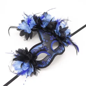 Gedetailleerd overzicht van het elegante blauwe en zwarte masker met veren voor halloween.