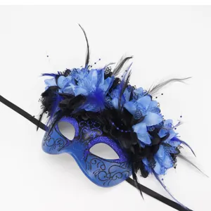 Detalle de máscara de mascarada azul, con plumas negras, encaje y patrones florales brillantes.