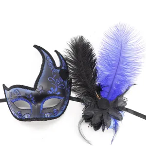 Máscara de mascarada azul y negra con plumas y decoración floral, ideal para Halloween.